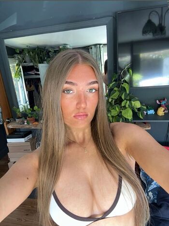 Full leaked Aechisholm private onlyfans photo