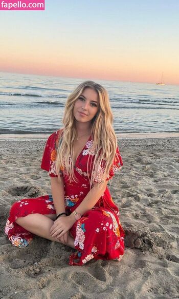Full leaked Areliann page private onlyfans photo