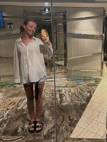 Full leaked Avery shipp page private onlyfans photo