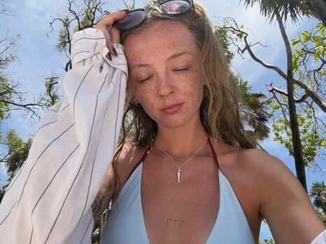 Full leaked Avery shipp page private onlyfans photo