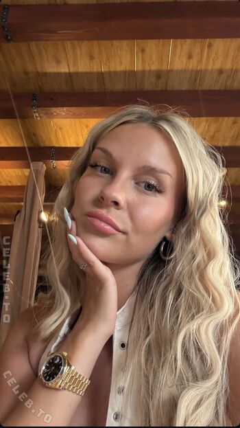 Full leaked Dagi bee  page private onlyfans photo