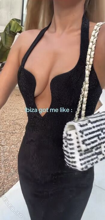 Full leaked Dagi bee  page private onlyfans photo