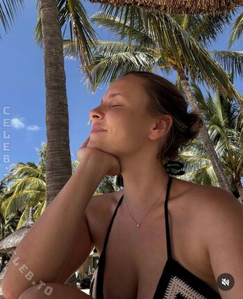 Full leaked Dagi bee  page private onlyfans photo
