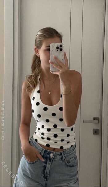 Full leaked Emelybasics private onlyfans photo