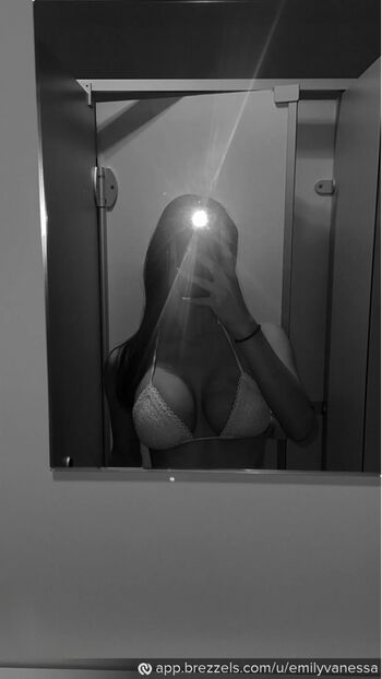 Full leaked Emilyvanessa private onlyfans photo