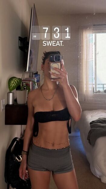 Full leaked Lea crigger page private onlyfans photo