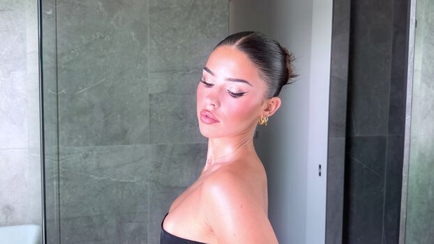 Full leaked Leah halton private onlyfans photo