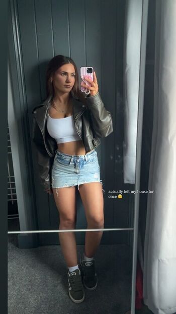 Full leaked Lucyy moss page private onlyfans photo